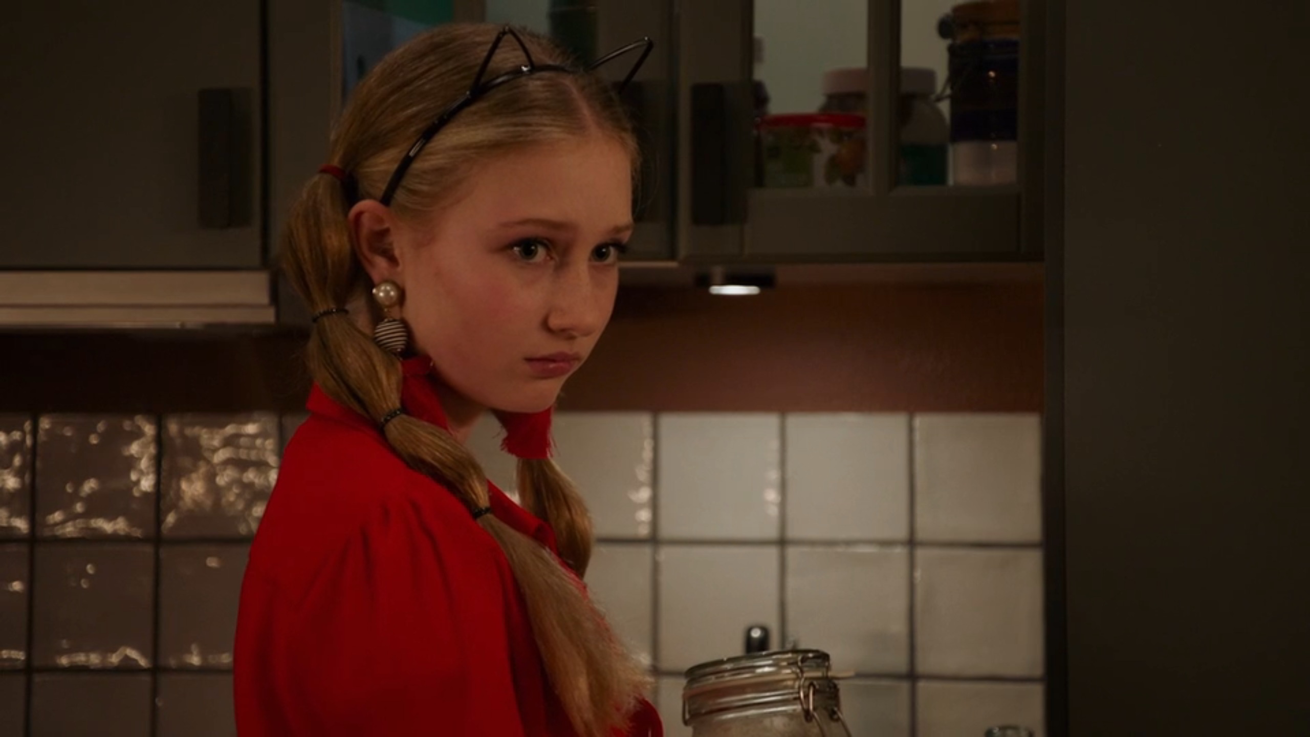 Emma's ouders laten haar stikken